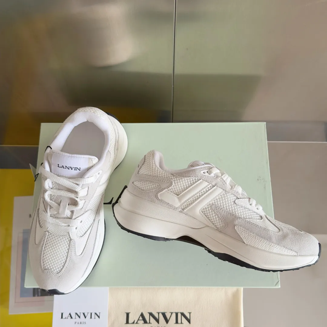 Top version: Couple model 290 Lanvin Lanvin's latest Jla series Couple model Mesh Thick sole Casual sports shoes Running shoes Original purchase, development and production This men's and women's sports shoes are light and comfortable, and the mesh design makes the uppers lighter. They are not afraid of stuffy feet, and the shoes look fashionable when paired with skirts and trousers. The upper is decorated with LANVIN's classic •J logo. The curved lines pay tribute to the circular element of the LANVIN logo, showing the brand's ingenuity. This shoe combines sports, fashion and craftsmanship. The delivery counter has exquisite packaging 🛍📦 ▪️ Fabric: Original customized mesh + cowhide ▪️ Lining: Original imported breathable mesh ▪️ Sole: Exclusive molded foam + TPU material ▪️ Bottom thickness: 4CM ▪️ Size: Women's 35-41 / Men's 39-45